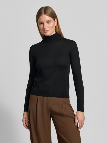Frauenmodel trägt Rollkragenpullover aus Wolle mit Feinstrick von JAKE*S WOMAN COLLECTION, unifarben schwarz, Ganzkörperansicht von vorne.