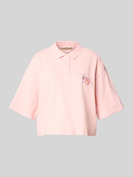 Produktfoto, Cropped Poloshirt mit Ziersteinbesatz von Smith and Soul für Damen aus elastischem Baumwoll-Mix in zartem Rosa, Halbarm, Polokragen, strukturierte Oberfläche, Rückenlänge 55 cm bei Größe S.