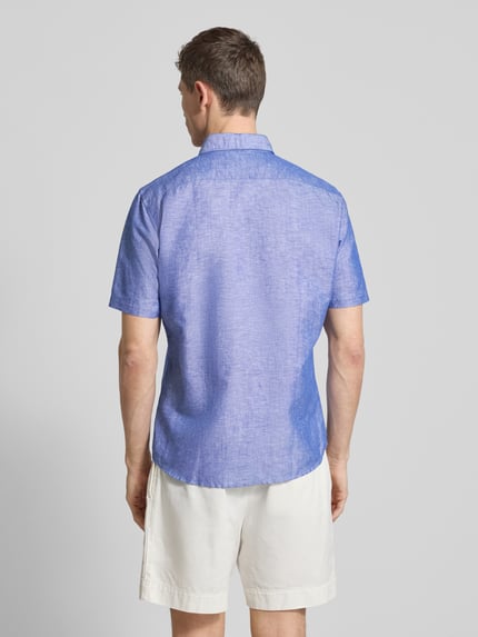 Männermodel trägt Slim Fit Freizeithemd aus Leinen-Mix von Jake*s in Blau, kurzärmelig, mit Kentkragen, Rückenansicht, Ganzkörperansicht