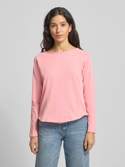 Vrouwenmodel draagt shirt met lange mouwen met ronde hals van biologisch katoen, recht model, van Smith and Soul, ruglengte 56 cm, roze, voorkant volledig lichaam.