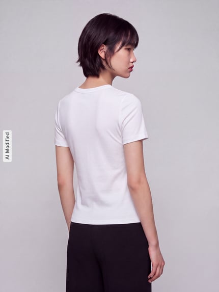 Frauenmodel trägt Slim Fit T-Shirt aus Baumwoll-Mix Modell 'RILEY' von ONLY, weiß, glatte Textur, Ganzkörperansicht Rückansicht, KI-modifiziertes Bild. Damen T-Shirt von ONLY.
