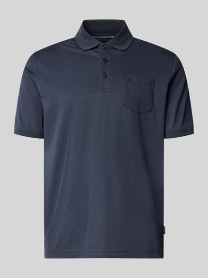 Produktfoto, Regular Fit Poloshirt mit Brusttasche und Label-Stitching von bugatti in Dunkelblau, Polokragen, glatte Struktur, schlichte Knopfleiste