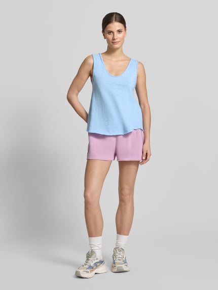 Vrouwenmodel draagt lichtblauw Tanktop met U-hals model 'SONOMA' van American Vintage, puur katoen, los model, ruglengte maat S 42 cm, geheel vooraanzicht