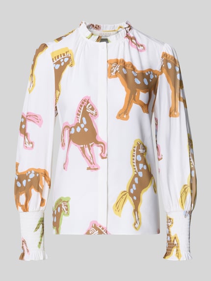 Produktfoto, Bluse mit Rüschen und Smok-Details von HERZENS, wit met bruine, roze en gele paarden, rechte fit, ronde hals, smokdetail aan de mouwen, ruglengte maat 36: 28 cm, mouwlengte maat 36: 64 cm