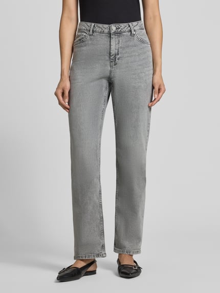 Kobiece modelka nosi szare jeansy Straight Fit Jeans aus Baumwoll-Mix Modell 'KAROLIN' von s.Oliver RED LABEL, tekstura gładka, Ganzkörperansicht von vorne.