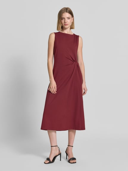 Frauenmodel trägt tailliertes Freizeitkleid aus Baumwoll-Mix von s.Oliver RED LABEL, Optik: Unifarben, Jersey, Midi-Länge, Ganzkörperansicht von vorne.