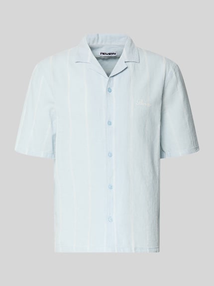 Produktfoto, Regular Fit Freizeithemd aus Baumwoll-Leinen-Mix mit Reverskragen von REVIEW, hellblau mit feinen weißen Streifen, Allover-Look, dezentes Label-Stitching, strukturierte Oberfläche, kurze Ärmel, Vorderansicht.