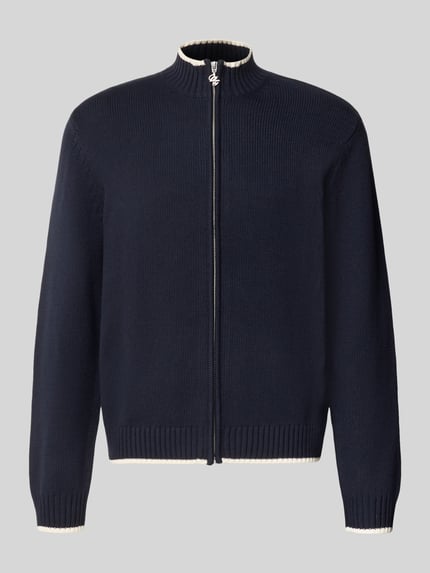 Produktfoto, Strickjacke mit Reißverschluss Modell 'FREDERIKSBERG' von JACK & JONES in Dunkelblau, Baumwoll-Mix, gerippter Stehkragen, Regular Fit, Kontraststreifen, neutrale graue Hintergrundfarbe, glatte Textur, Kontext: Rückenlänge 66 cm, Ärmellänge 74 cm
