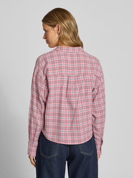 Vrouwenmodel draagt Relaxed Fit Hemdbluse uit puur katoen model 'Jamie' van JJXX, geruite stof in roze en wit, langemouwen, rugaanzicht.