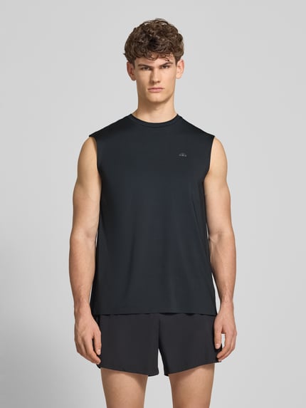 Mannelijk model draagt relaxed fit heren top met logoprint, elastische materiaalmix, model 'OLIOS' van Ellesse, ronde hals, ruglengte maat M 74 cm, zwart, textuur glad, kleur effen, ganzekörperansicht van voren.