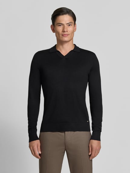 Männermodel trägt schwarzen Strickpullover mit Viskose-Anteil Modell 'MANICA LUNGA' von MARKUP, Umlegekragen, Ganzkörperansicht von vorne. Herren Strickpullover, Viskose-Mix, gerader Schnitt, Label-Applikation, gerippte Abschlüsse, Rückenlänge 52 cm, Ärmellänge 64 cm.