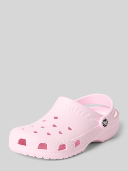 Produktfoto, Clogs mit Label-Detail von Crocs in zartem Rosa, Abgerundete-Spitze, Schlupfform, verstellbarer Riemen, Absatzhöhe 4 cm bei Größe 39/40.