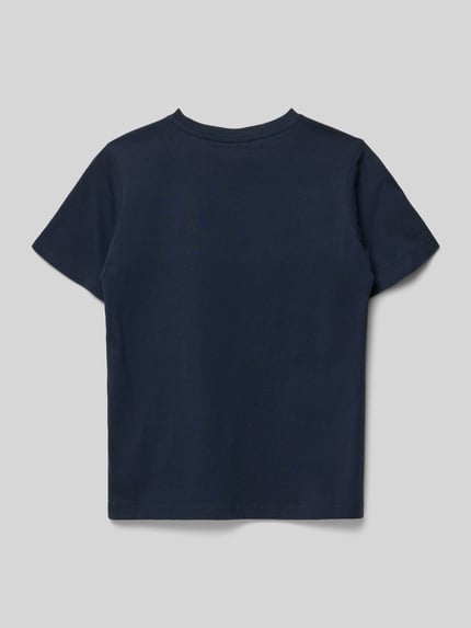 Produktfoto, dunkelblaues T-Shirt mit Label-Stitching und Rundhalsausschnitt von CHAMPION, glatte Baumwollstruktur, Rückenlänge 55 cm bei Größe 140.