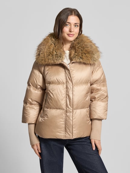 Modelka prezentuje Steppjacke mit Kunstfell Modell 'Mila' od ROCKANDBLUE, beżowa, krój regular fit, zapięcie na ukryty zamek, kieszenie na zamek, kołnierz z futerkiem, długość tyłu w rozmiarze 36: 61 cm, szerokość ramion w rozmiarze 36: 43 cm, szerokość klatki piersiowej w rozmiarze 36: 58 cm, długość rękawa w rozmiarze 36: 46 cm, widok całej sylwetki z przodu