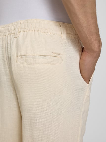 Männermodel trägt Leinenhose mit Bindegürtel Modell 'KARL MYKONOS' van Jack & Jones, relaxed fit, linnen-viscose-mix, detailopname rechterheup