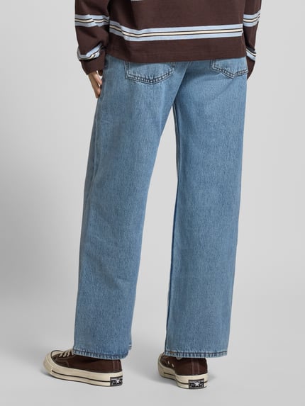 Frauenmodel trägt Jeans mit 5-Pocket-Design von Levi's®, reine Baumwolle, lockerer Schnitt, blaue Farbe, Ganzkörperansicht Rückansicht.