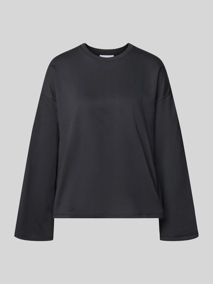 Produktfoto, Oversized Langarmshirt aus reiner Baumwolle von REVIEW, schwarze Farbe, lockerer Schnitt, glatte Textur, Rundhalsausschnitt, Damen Langarmshirt, Oversized Fit, Überschnittene Schultern, Rückenlänge bei Größe S 58 cm