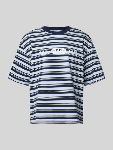 Produktfoto, Regular Fit T-Shirt mit Logo-Stitching von KARL KANI, Damen T-Shirt aus Reine Baumwolle mit Rundhalsausschnitt, Rückenlänge 65 cm, gestreiftes Muster in Blau und Weiß