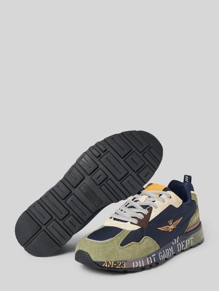 Produktfoto, Sneaker mit Logo-Detail Modell 'Napoli' von Aeronautica Militare in Blau, Beige und Oliv mit profilierter Sohle, abgerundeter Passform, Schriftzügen sowie genarbten und glatten Texturen, Kontext: Damen Sneaker, Absatzhöhe 4 cm, Schafthöhe 8 cm, Schaftweite 10 cm