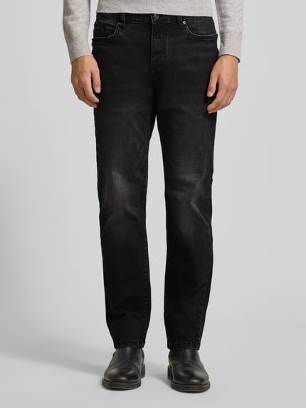 Männermodel trägt Regular Fit Jeans im Used-Look von MCNEAL, Baumwoll-Mix mit Stretch-Anteil, Eingrifftaschen, Ganzkörperansicht von vorne.