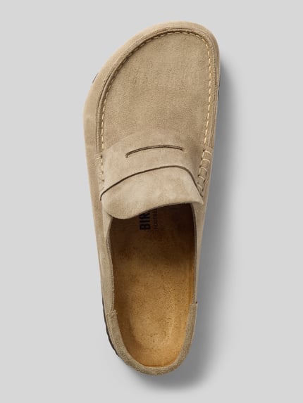 Produktfoto, Clogs aus Veloursleder Modell 'Naples Wrapped' von Birkenstock in Beige mit abgerundete-Spitze, Schlupfform, Absatzhöhe: 2 cm, Schafthöhe: 3 cm, Schaftweite: 7 cm.