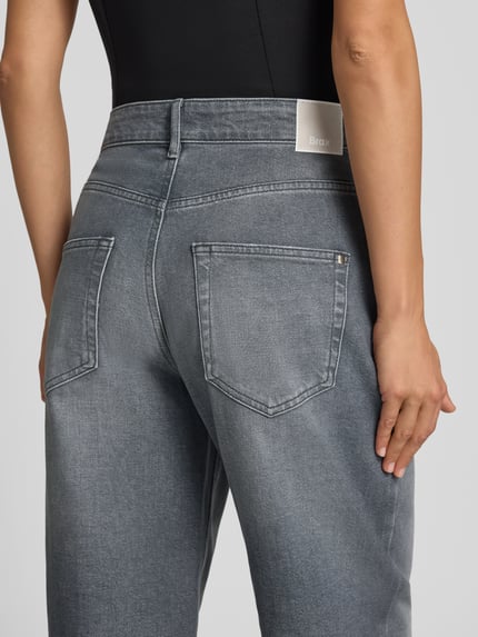 Frauenmodel trägt Barrel Jeans aus Baumwoll-Mix Modell 'MEGAN S' von Brax, grauer Denim mit sichtbarer Waschung, Nahaufnahme Rückansicht, Damen Barrel Jeans von Brax.