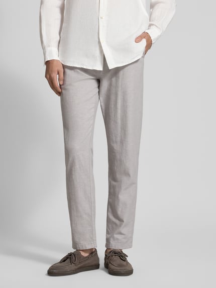 Männermodel trägt Jogpants aus Baumwoll-Leinen-Mix Modell 'WARREN' von Scotch & Soda, Regular-Fit, elastischer Bund, Ganzkörperansicht von vorne.