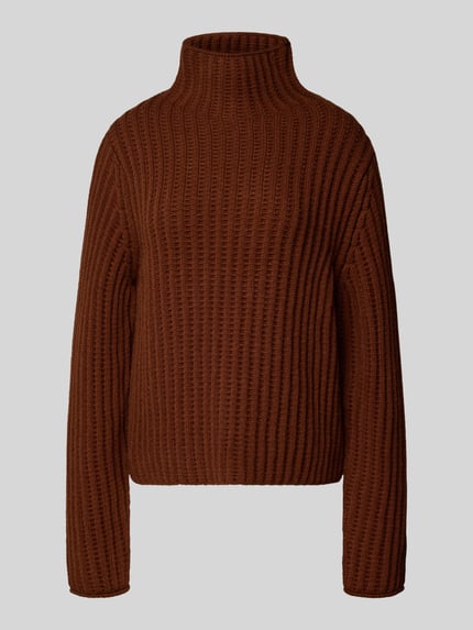 Produktfoto, brauner Strickpullover mit Stehkragen Modell 'ARWIE' von DRYKORN, grobe Struktur, Regular Fit, Alpaka-Mix, neutrale Ansicht.