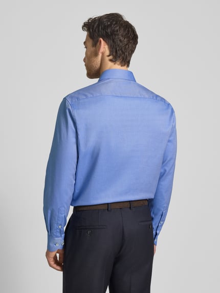 Männermodel trägt Regular Fit Business-Hemd mit Kentkragen von ETERNA aus Reine Baumwolle, Blau, Langärmelig, Rückenlänge 79 cm, Ganzkörperansicht Rückansicht.