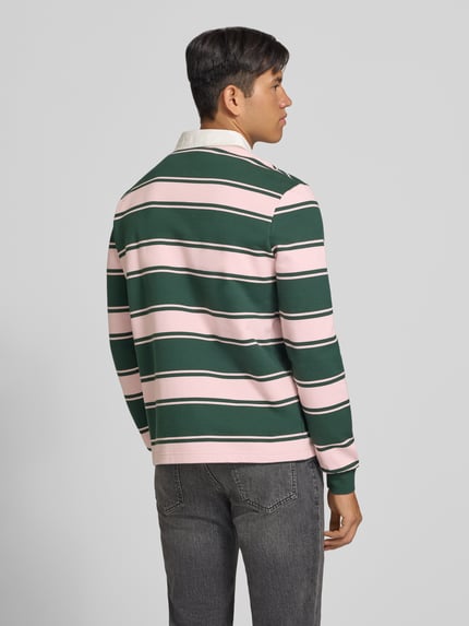 Männermodel trägt Regular Fit Sweatshirt aus Baumwoll-Mix von REVIEW in Grün, Rosa und Weiß mit Querstreifen, Rückenansicht, Ganzkörperansicht Rückansicht.