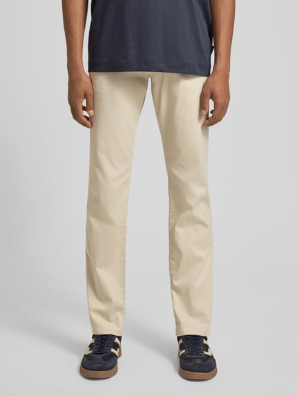 Męski model nosi Hose im 5-Pocket-Design Modell 'CORDOBA' od bugatti, bawełniany miks ze stretchem, krój straight fit, beżowy, szerokość w rozmiarze 32/32: 42 cm, długość nogawki: 80 cm, zdjęcie całej sylwetki z przodu.