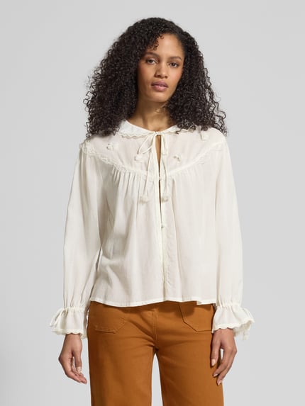 Frauenmodel trägt Relaxed Fit Bluse mit Spitze und Schnürung von Jake*s Casual, Baumwoll-Viskose-Mix in Creme, Ganzkörperansicht von vorne.