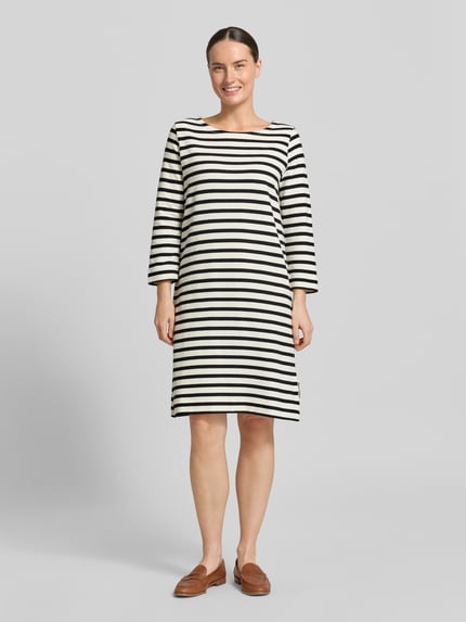 Frauenmodel trägt Marc O'Polo Loose Fit Freizeitkleid aus reiner Baumwolle in Schwarz-Weiß mit Streifenmuster, Damen Freizeitkleid, Ganzkörperansicht von vorne.