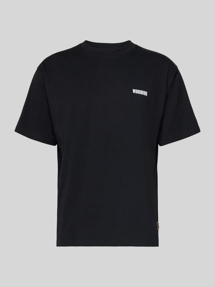 Produktfoto, schwarzes T-Shirt mit Label-Print Modell 'Baine' von WOODBIRD aus reiner Baumwolle, Regular Fit, gerippter Rundhalsausschnitt.