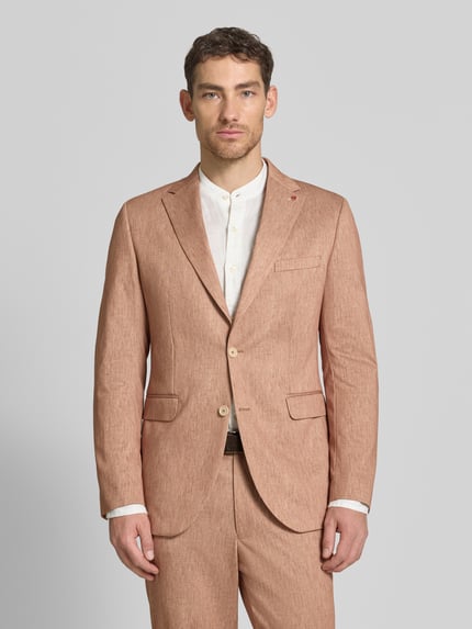 Męski model nosi Regular Fit Sakko mit Viskose-Anteil Modell 'Calvin' von CG - Club of Gents w kolorze jasnobrązowym, gładka faktura, szerokość w rozmiarze 50: 45 cm, długość tyłu 74 cm, długość rękawa 65 cm, krój regular fit, z kieszenią na piersi, detalem logo, kieszeniami z patką, dwurzędowym zapięciem, pełny widok z przodu
