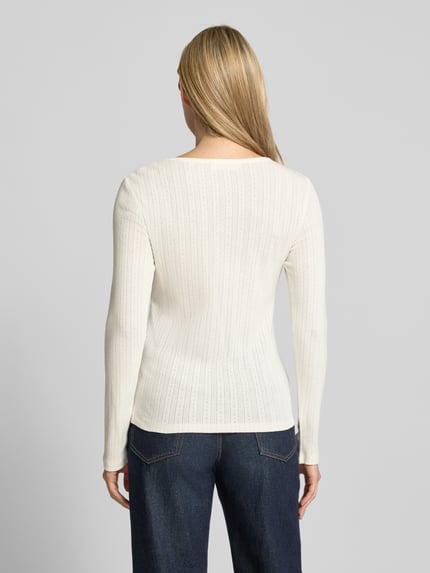 Frauenmodel trägt Longsleeve mit Rundhalsausschnitt und Knopfleiste von Christian Berg Woman in Weiß, schmale Passform, Strukturmuster, reine Baumwolle, Damen Longsleeve, Rückenlänge bei Größe S 57 cm, Ganzkörperansicht Rückansicht.