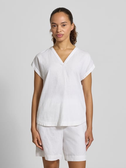 Frauenmodel trägt Blusenshirt aus Leinen-Viskose-Mix Modell 'INA' von Soyaconcept, weiß, V-Ausschnitt, gerade Form, Ganzkörperansicht von vorne.