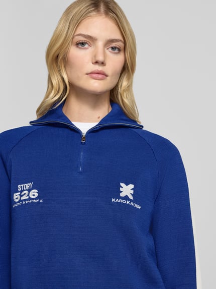 Frauenmodel trägt Sweatshirt aus Baumwollmix von Karo Kauer in Unifarben Blau mit Logo-Print, Reißverschluss und Raglanärmeln, Nahaufnahme Oberkörper