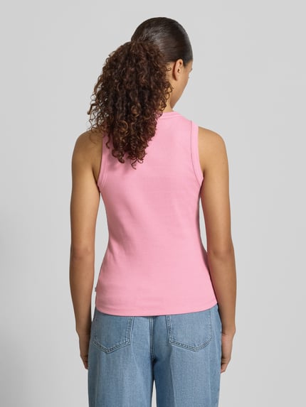 Frauenmodel trägt Slim Fit Top in Rippstrickoptik von Tom Tailor Denim, Optik: Unifarben, Material: Baumwoll-Mix, Ganzkörperansicht Rückansicht.