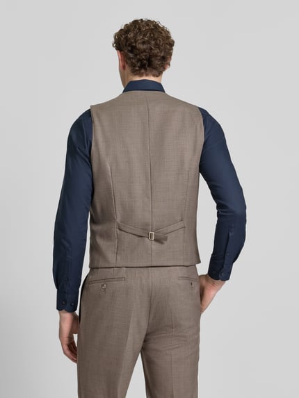 Männermodel trägt Regular Fit Anzugweste aus Wolle mit Paspeltaschen von HECHTER PARIS, feines Webmuster, uni, Ganzkörperansicht Rückansicht.