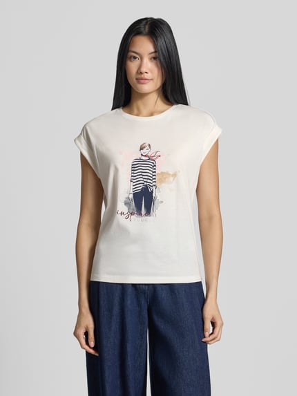 Frauenmodel trägt T-Shirt mit fixierten Ärmelumschlägen von Christian Berg Woman, reine Baumwolle, gerader Schnitt, Ganzkörperansicht von vorne.