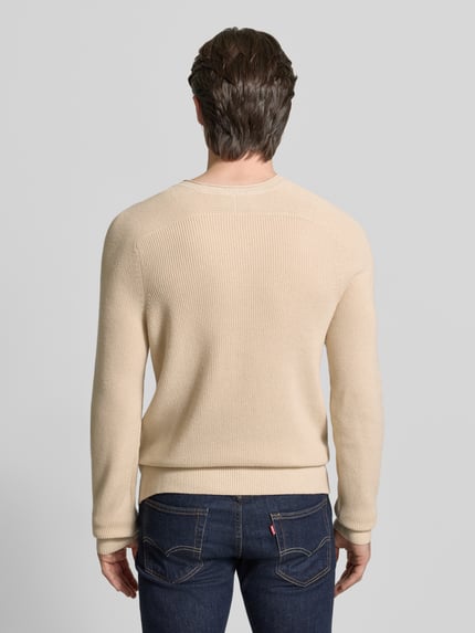 Mannenmodel draagt Strickpullover aus Baumwoll-Kaschmir-Mix mit gerippten Abschlüssen van FTC-Cashmere in beige, rugaanzicht, Regular Fit.