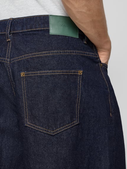 Männermodel trägt Bermudas im 5-Pocket-Design Modell 'Script' von BLKVIS aus reiner Baumwolle, Wide Leg Fit, Nahaufnahme Rückansicht.