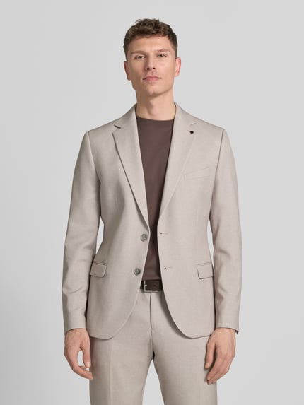 Männermodel trägt Sakko mit Pattentaschen Modell 'NICK' von Zuitable im Material-Mix mit Viskose-Anteil, Gerader-Schnitt, Ganzkörperansicht von vorne.