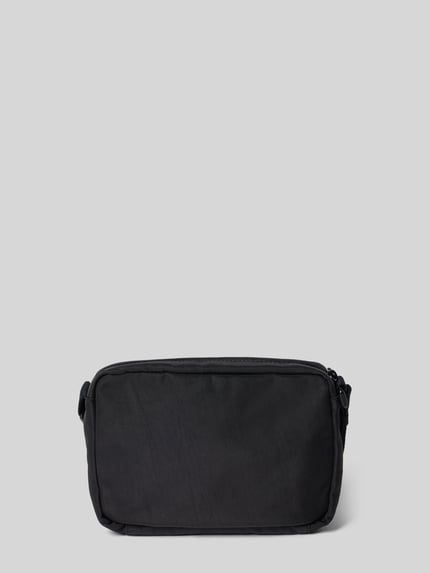 Produktfoto, Crossbody Bag met labelstitching van CK Calvin Klein, zwart, hoofvak met ritssluiting, verstelbare schouderband, breedte 21 cm, lengte 15 cm, diepte 6 cm, bandlengte 80 cm.