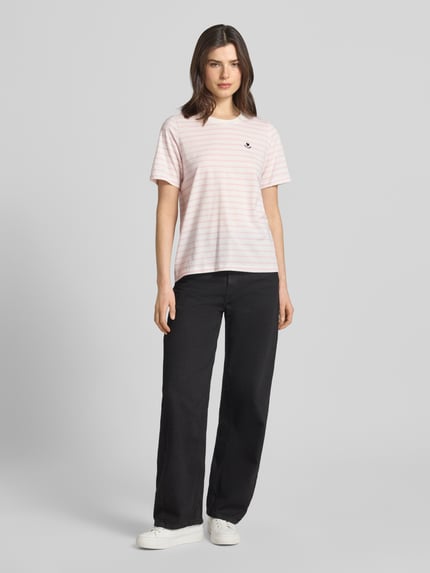 Vrouwenmodel draagt Regular Fit T-shirt uit puur katoen van s.Oliver RED LABEL, look: effen, streepmotief, applicatie met stitching, ronde hals, korte mouw, materiaalverwerking: jersey, materiaal: puur katoen, geheel lichaam van voren.