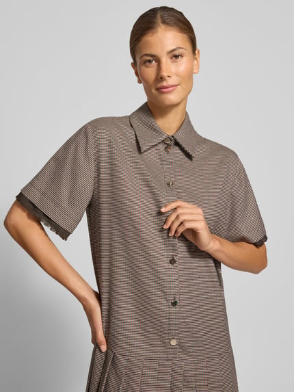 Kobiece model prezentuje Minikleid mit Knopfleiste Modell 'ABITO TINTO FILO' od Liu Jo White, materiał mieszany z bawełną, taliowany krój, kołnierzyk kent, zapięcie na guziki, ozdoba z dżetów, rękawy z frędzlami, kolor beżowo-brązowy, drobny wzór, tekstura gładka, szerokość w rozmiarze 36: 48 cm, długość tyłu: 84 cm, długość rękawa: 26 cm, ujęcie z przodu, zbliżenie na górną część.
