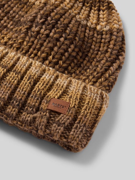 Produktfoto, Mütze mit Label-Patch Modell 'AKOTAN BEANIE' von BARTS in mehrfarbiger Melange-Strickoptik mit Strukturmuster, Effektgarn und Rippstrick, Label-Patch an der Kante, Nahaufnahme.