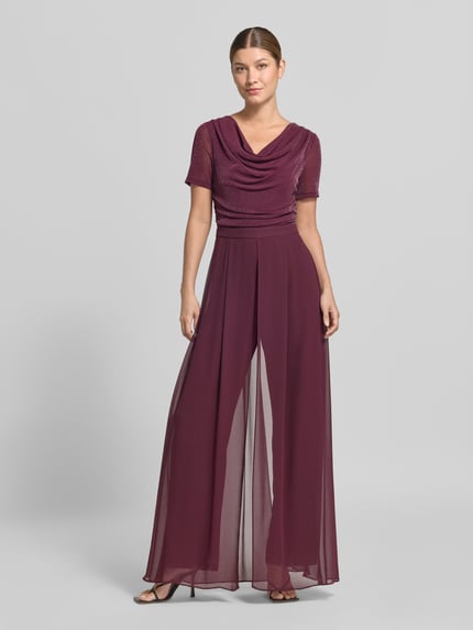 Vrouwenmodel draagt Regular Fit Jumpsuit uit mesh van Vera Mont in paars met transparante wijdvallende broek, volledige vooraanzicht