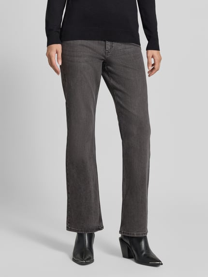 Vrouwenmodel draagt Bootcut Fit Jeans uit elastische katoenmix van Christian Berg Woman, grijs, 5-pocketmodel, riemlussen, knoop- en ritssluiting, bandwijdte maat 36/32 38 cm, binnenbeenlengte 77 cm, voorkant, detailopname.